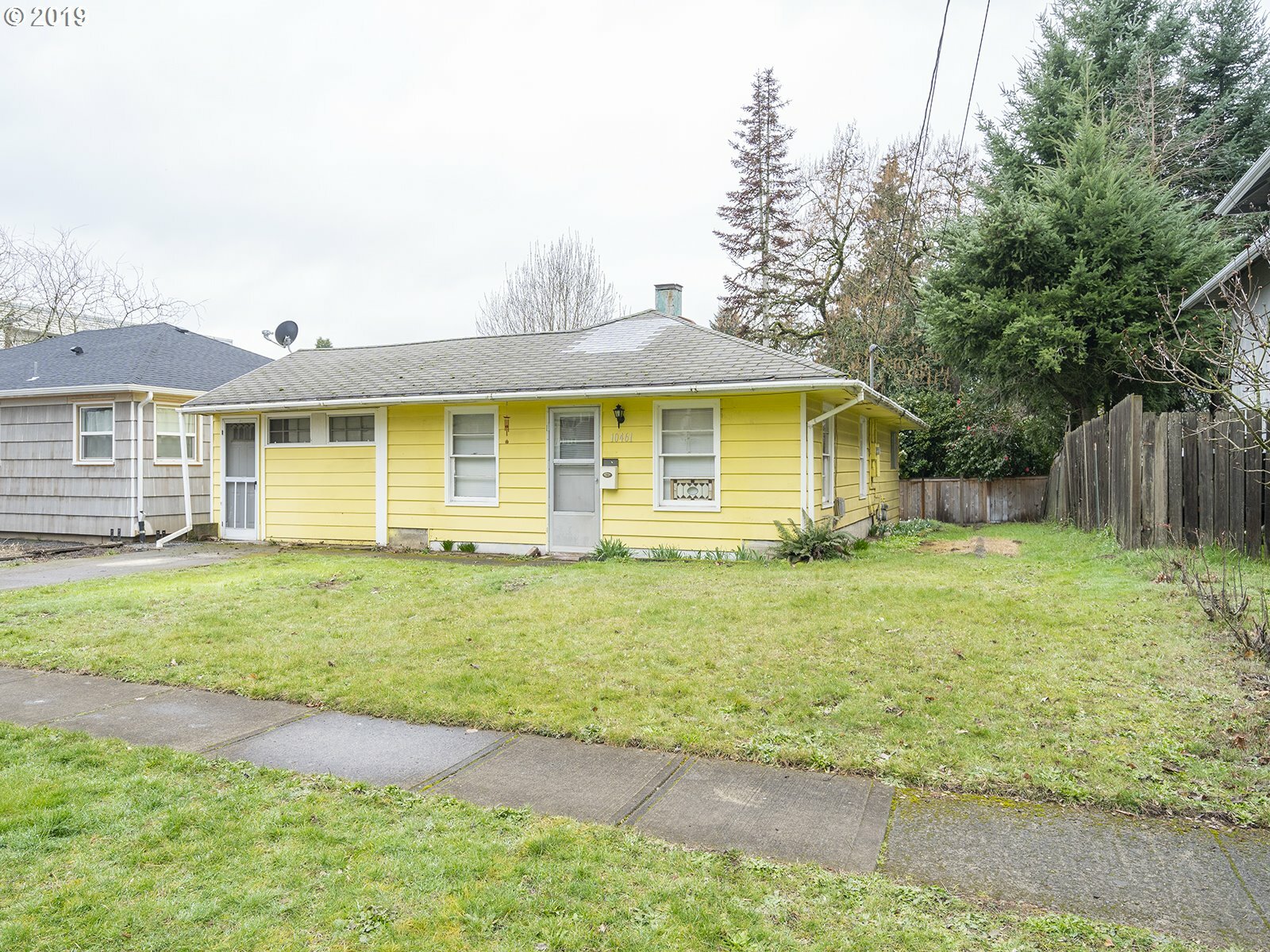 Property Photo:  10461 SE 24th Ave  OR 97222 