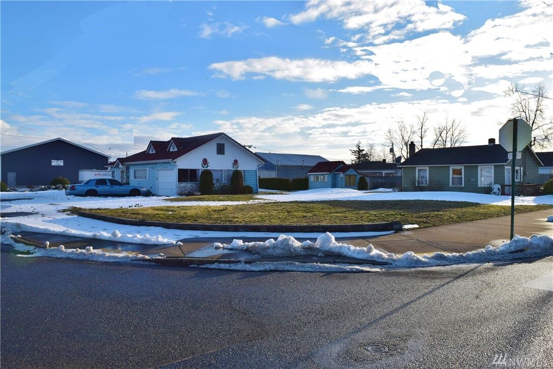 Property Photo: 309 Nooksack Ave WA 98264