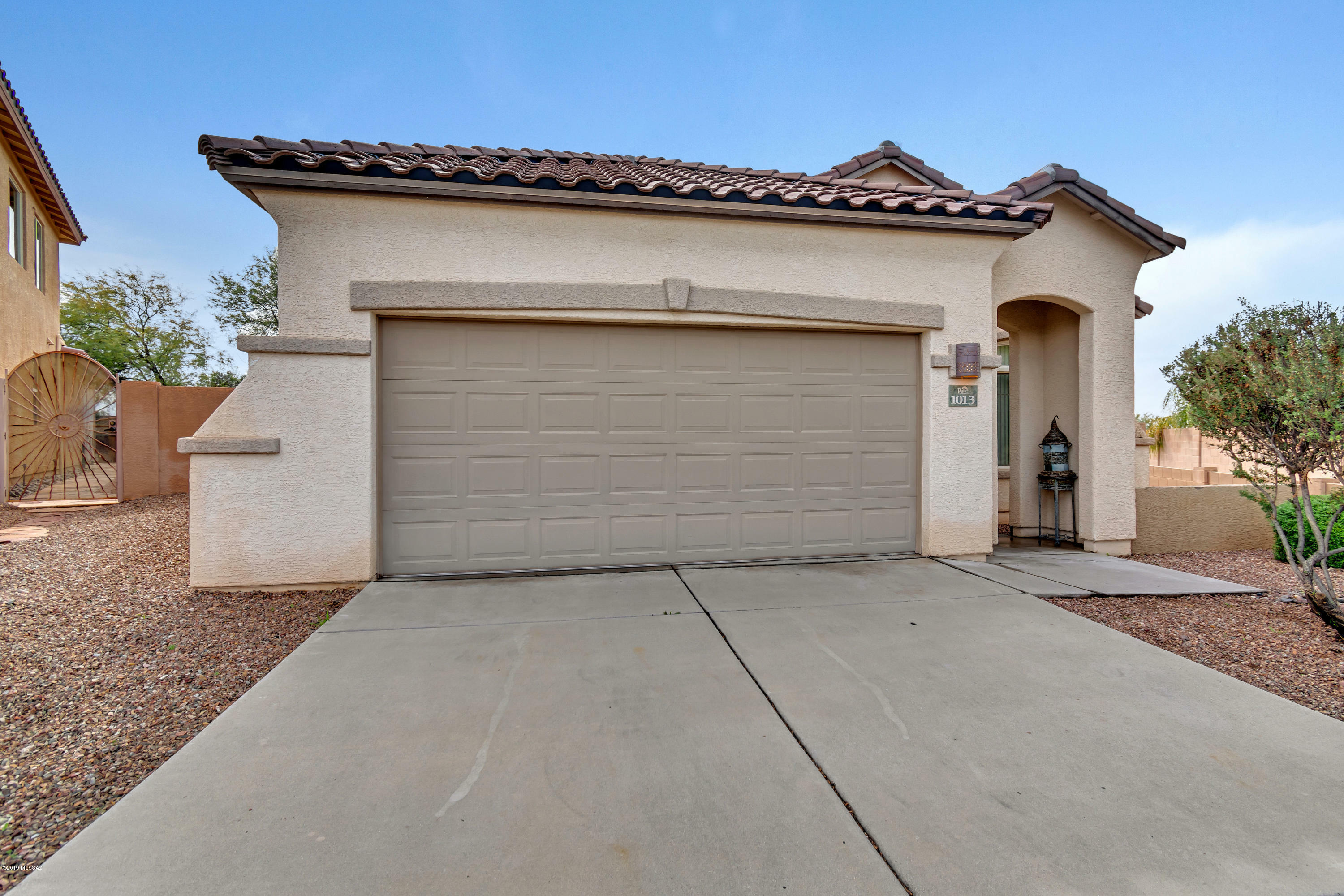 Property Photo:  1013 W Leatherleaf Drive  AZ 85755 