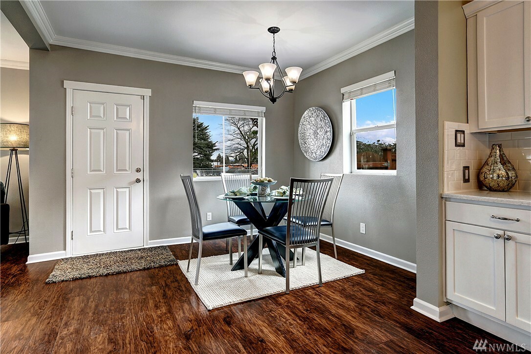 Property Photo: 2422 Oakes Ave WA 98201