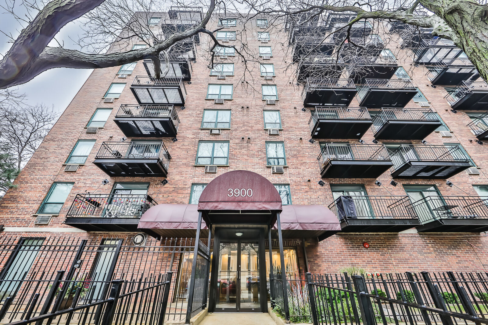 Property Photo: 3900 North Pine Grove Avenue 611 IL 60613