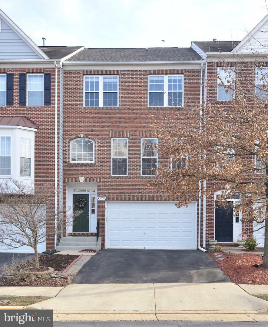 Property Photo:  43799 Maison Blanc Square  VA 20148 