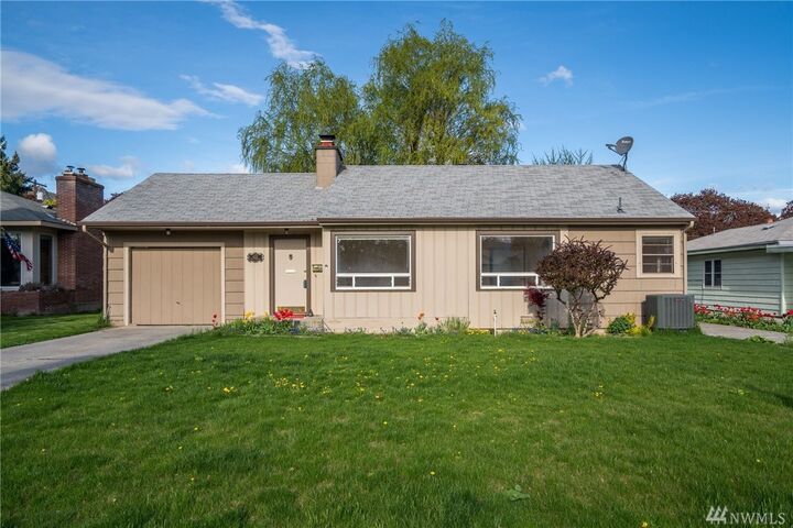 Property Photo:  432 S Franklin Ave  WA 98801 