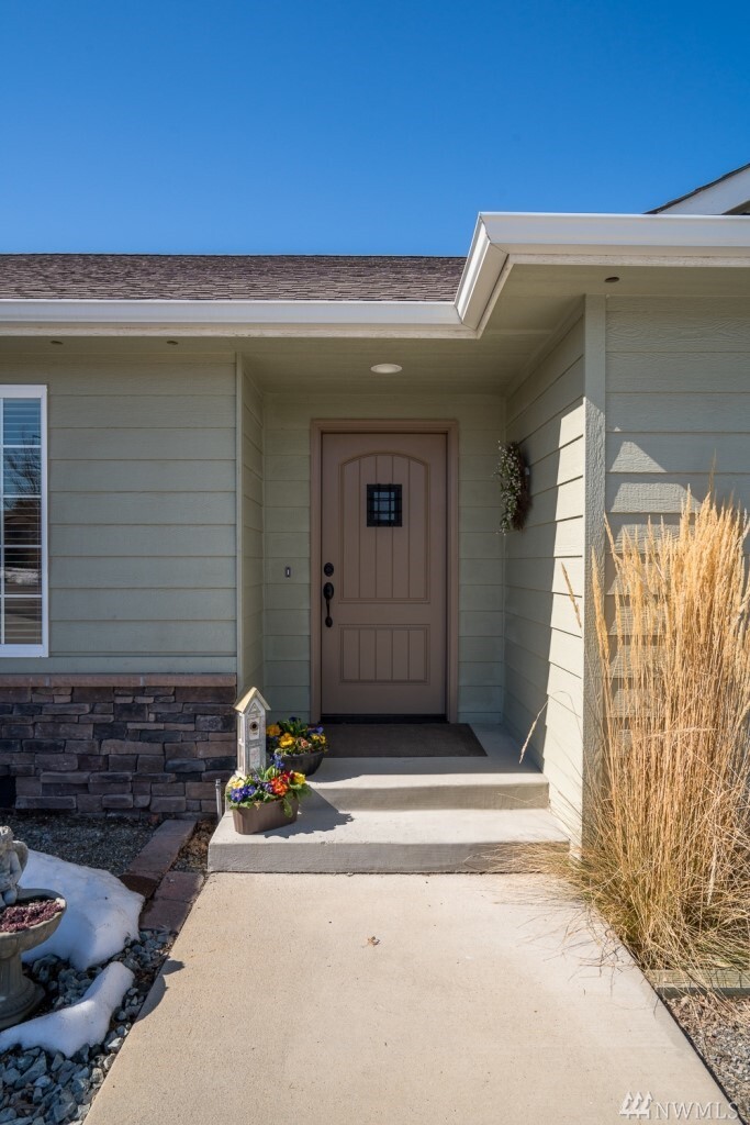 Property Photo: 612 Grandview Lp WA 98801