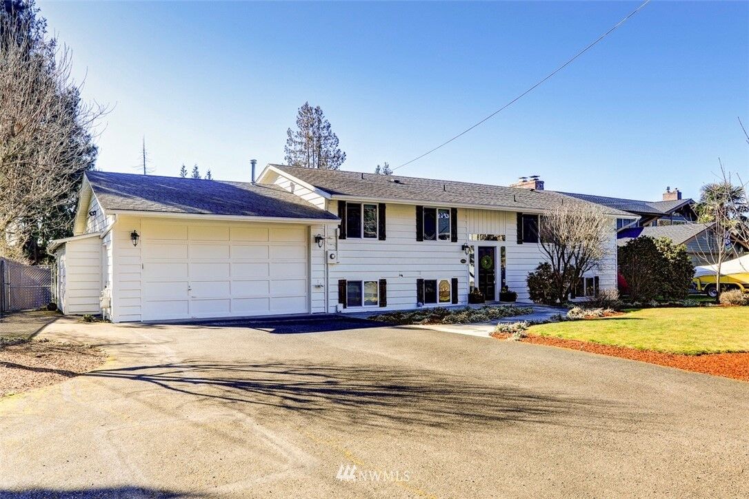 Property Photo:  18424 Driftwood Drive  WA 98391 