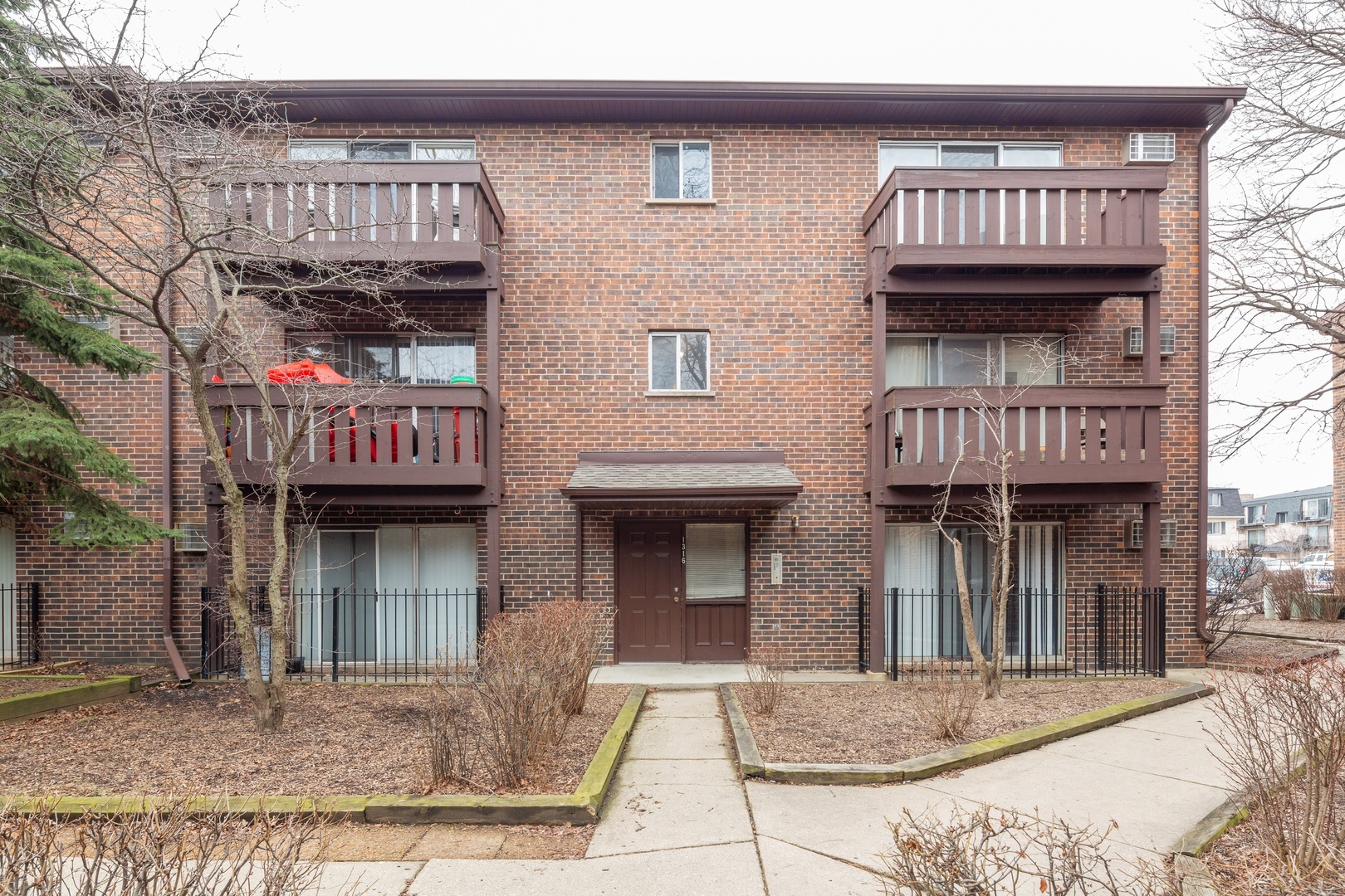 Property Photo: 1316 East Turtle Creek Circle IL 60074