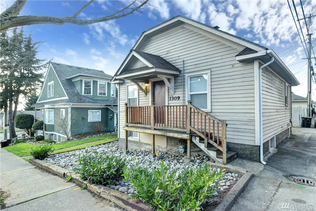 Property Photo:  1309 Everett Ave  WA 98201 