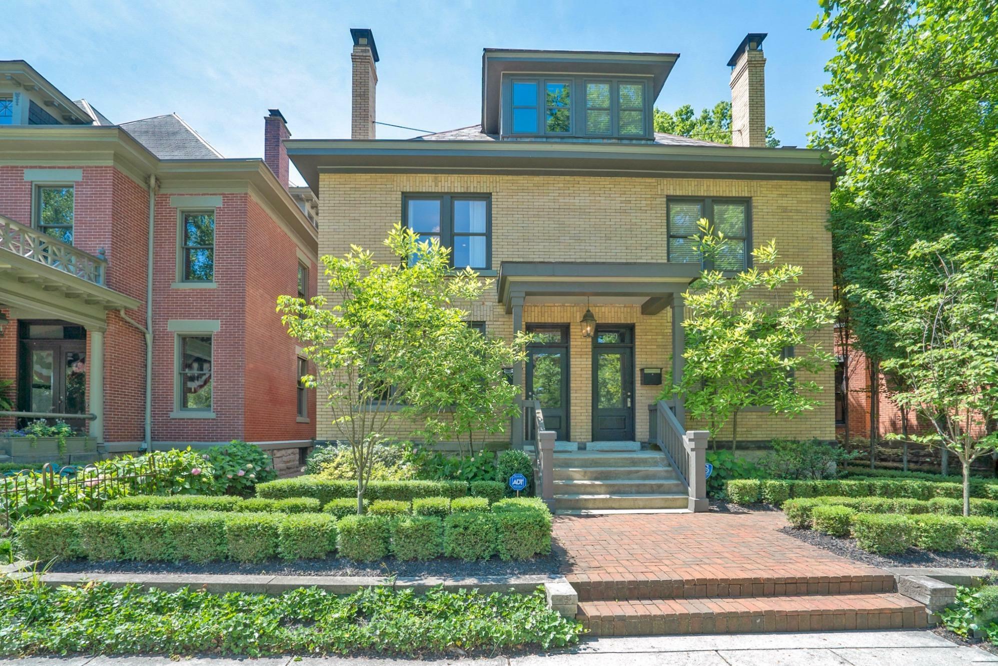 Property Photo: 131 E Deshler Avenue OH 43206