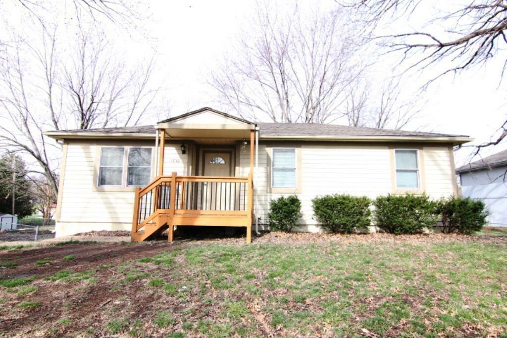 Property Photo:  1710 NE White Drive  MO 64086 