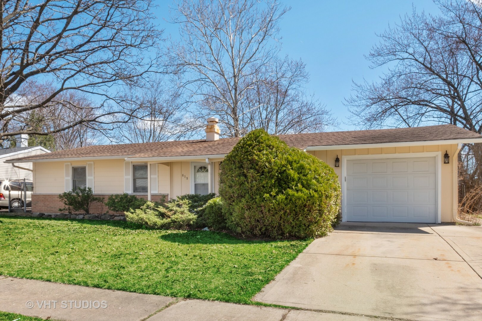 Property Photo: 619 Lincolnwood Drive IL 60107