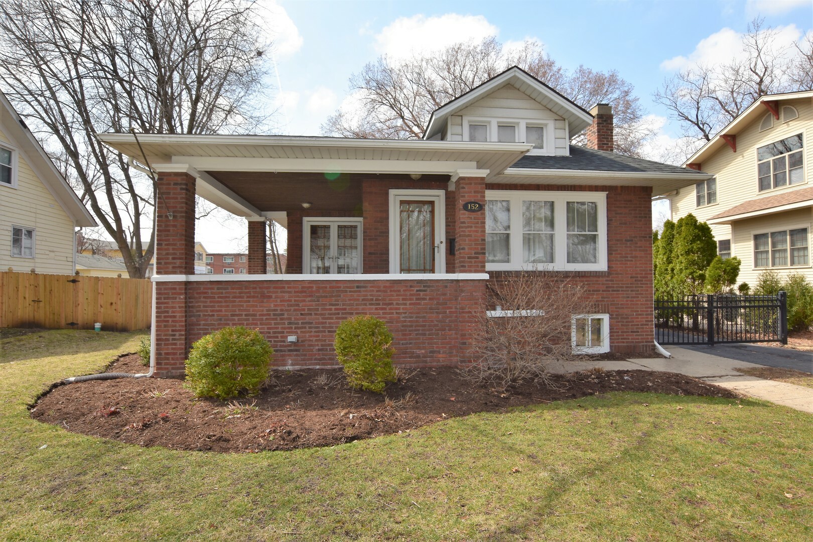 Property Photo:  152 South Charlotte Street  IL 60148 