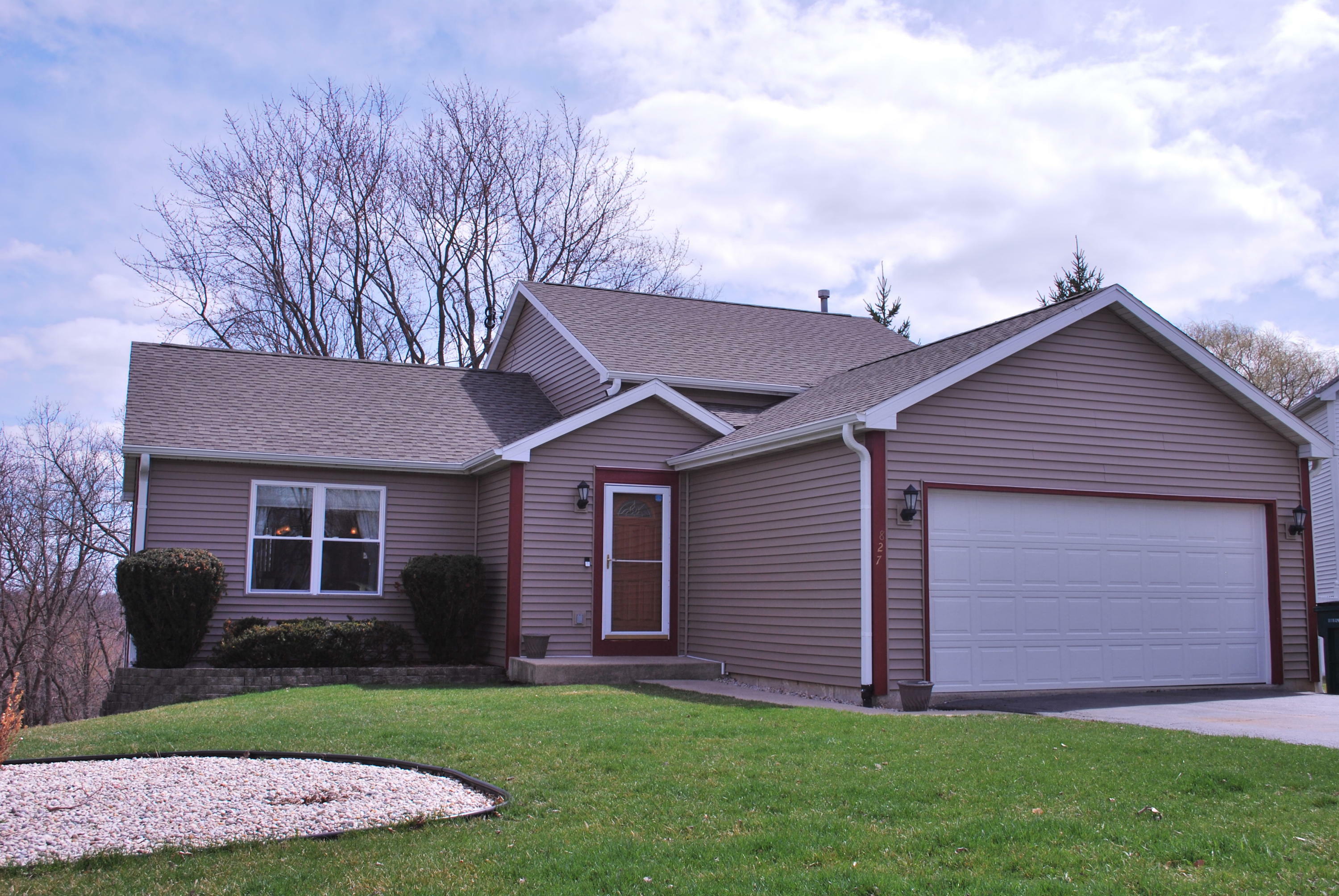 Property Photo: 827 Hilltop Ln WI 53128