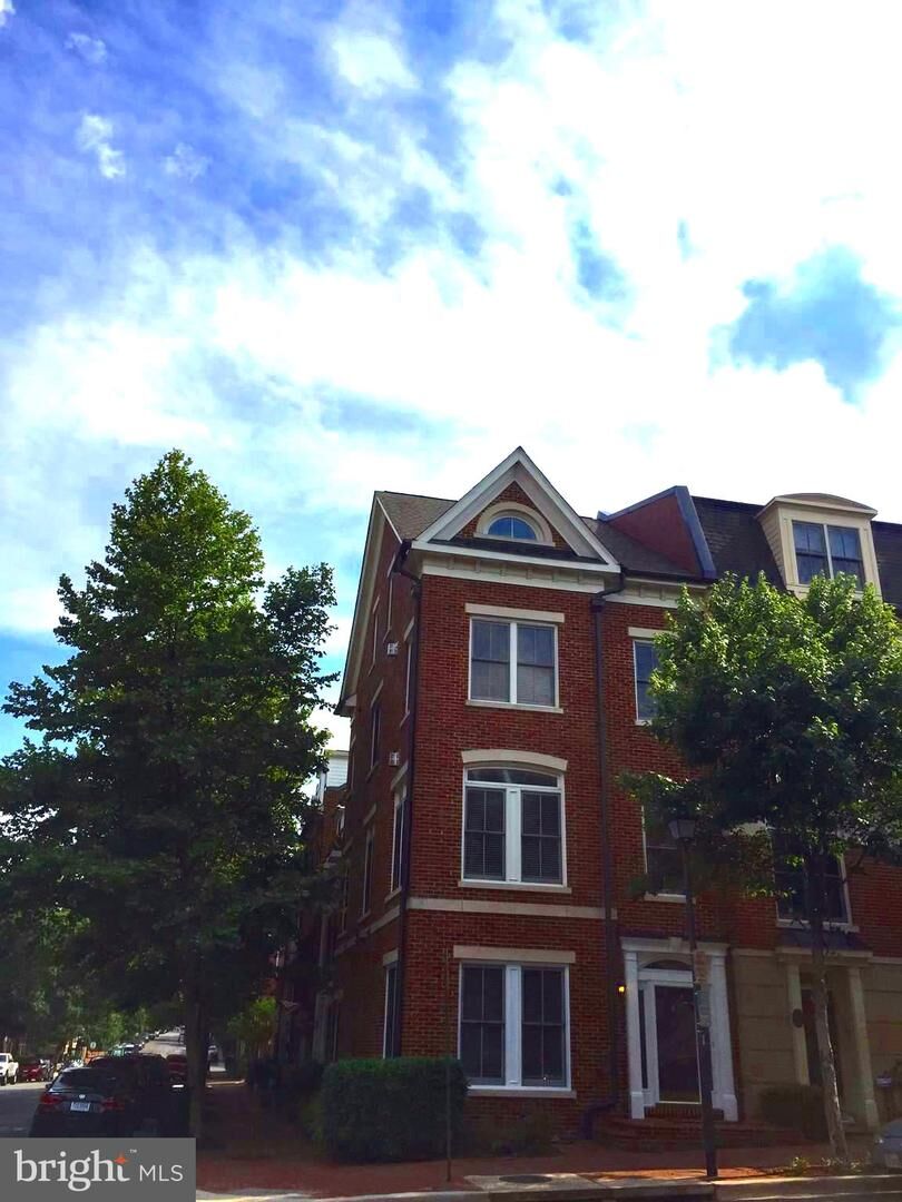 Property Photo:  400 Oronoco Street  VA 22314 