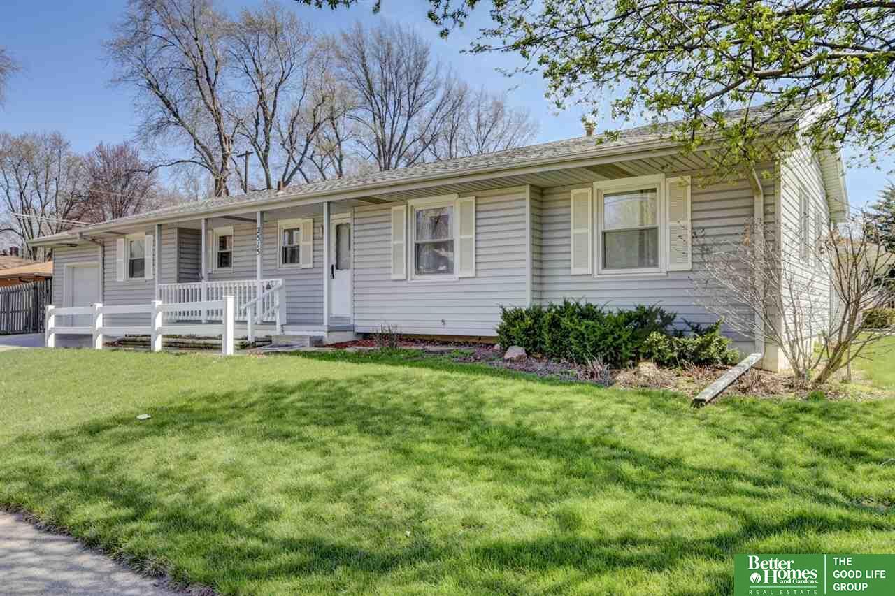 Property Photo: 2515 Ridgewood NE 68124