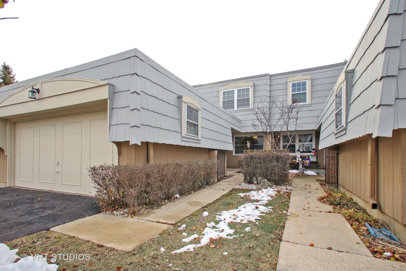 Property Photo: 655 Versailles Circle G IL 60007