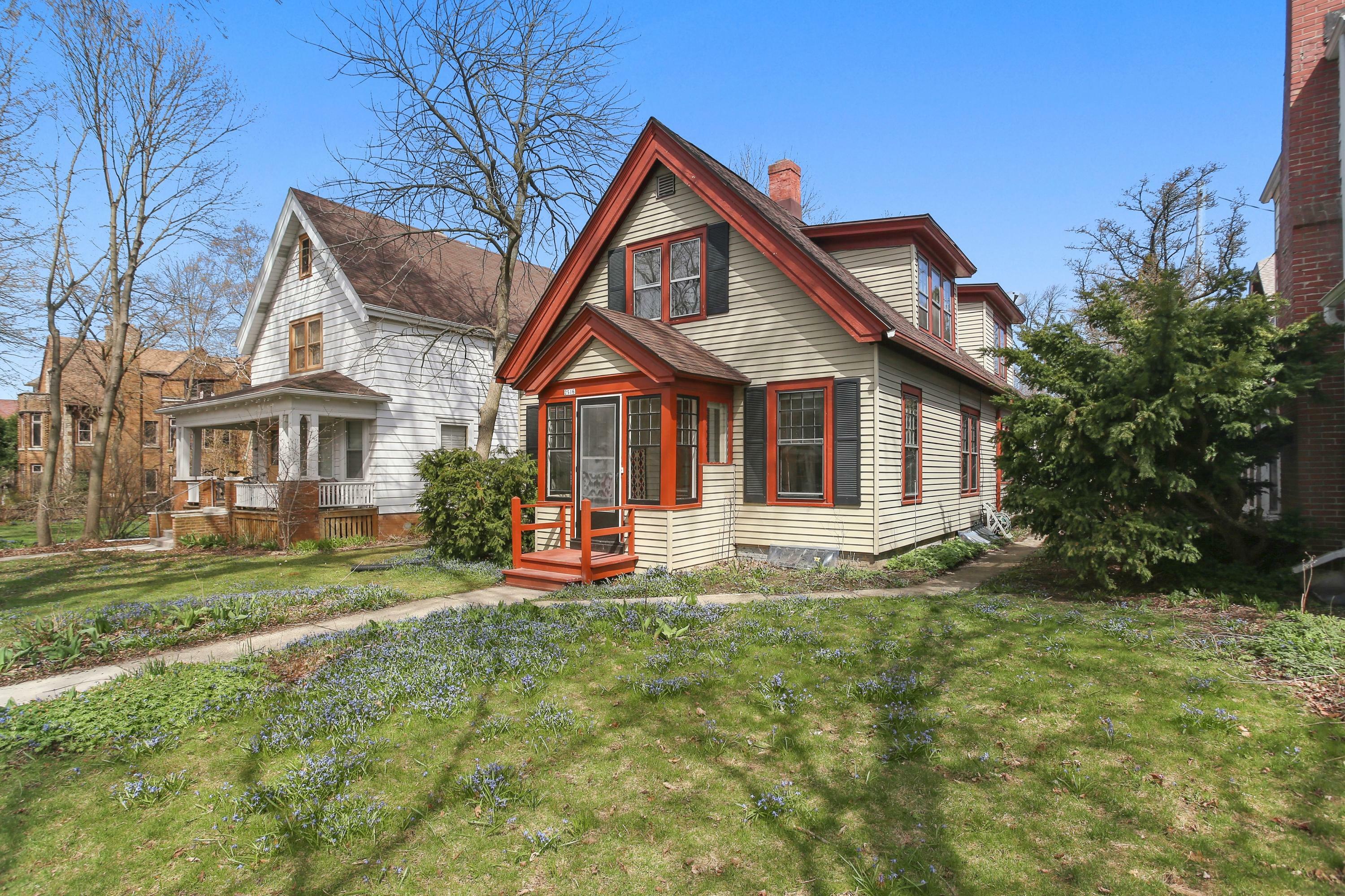 Property Photo:  2516 E Stratford Ct  WI 53211 