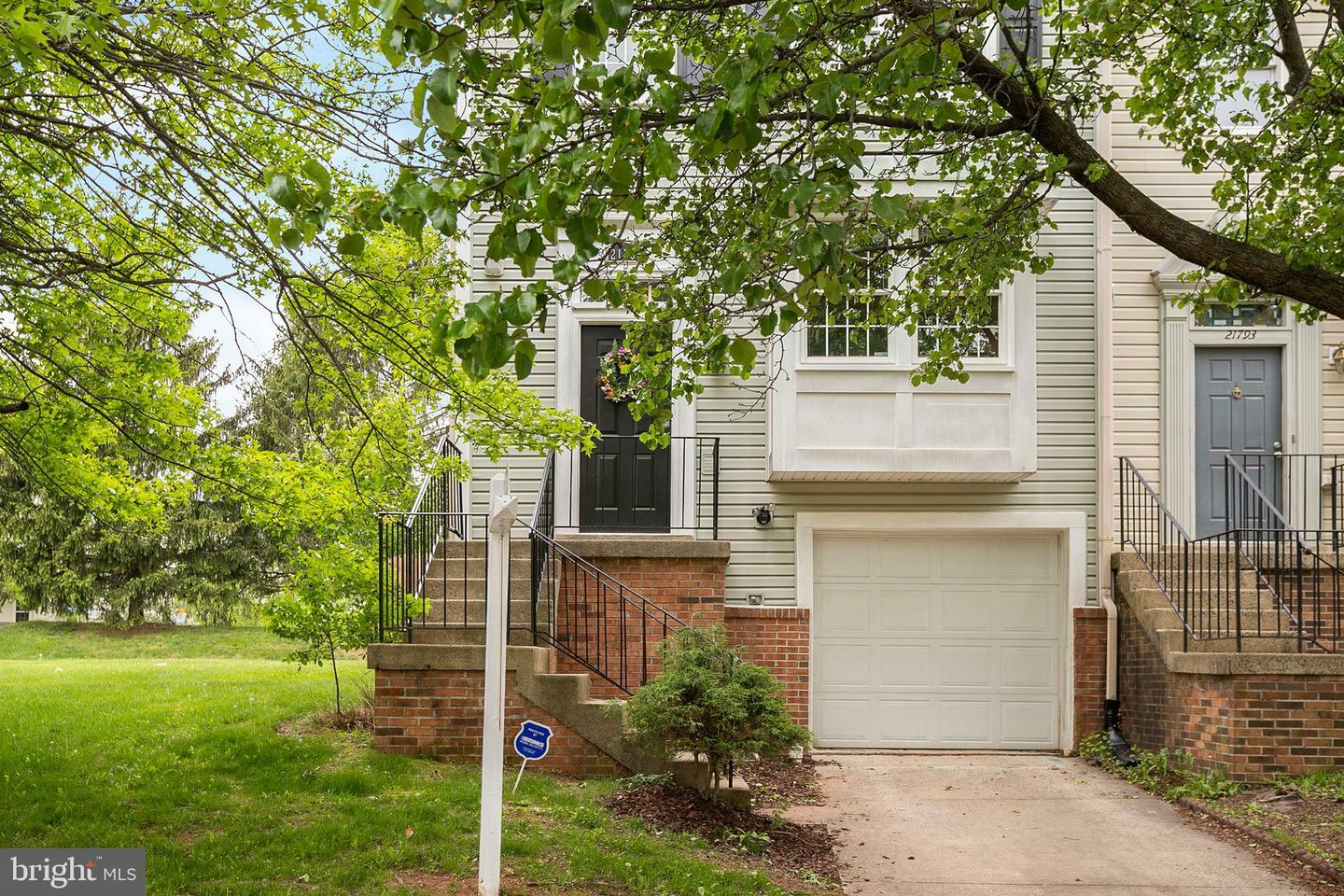 Property Photo: 21795 Leatherleaf Circle VA 20164
