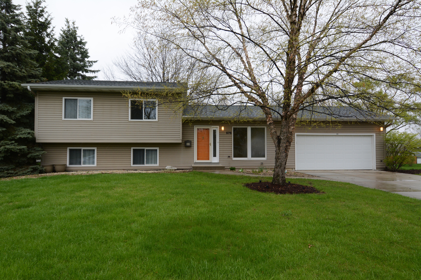Property Photo: 575 Commanche Court IL 60188