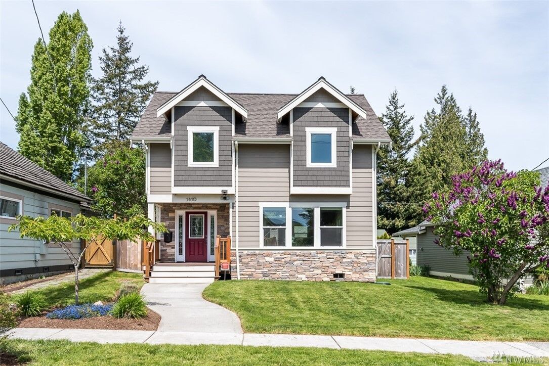 Property Photo:  1410 15th St  WA 98221 