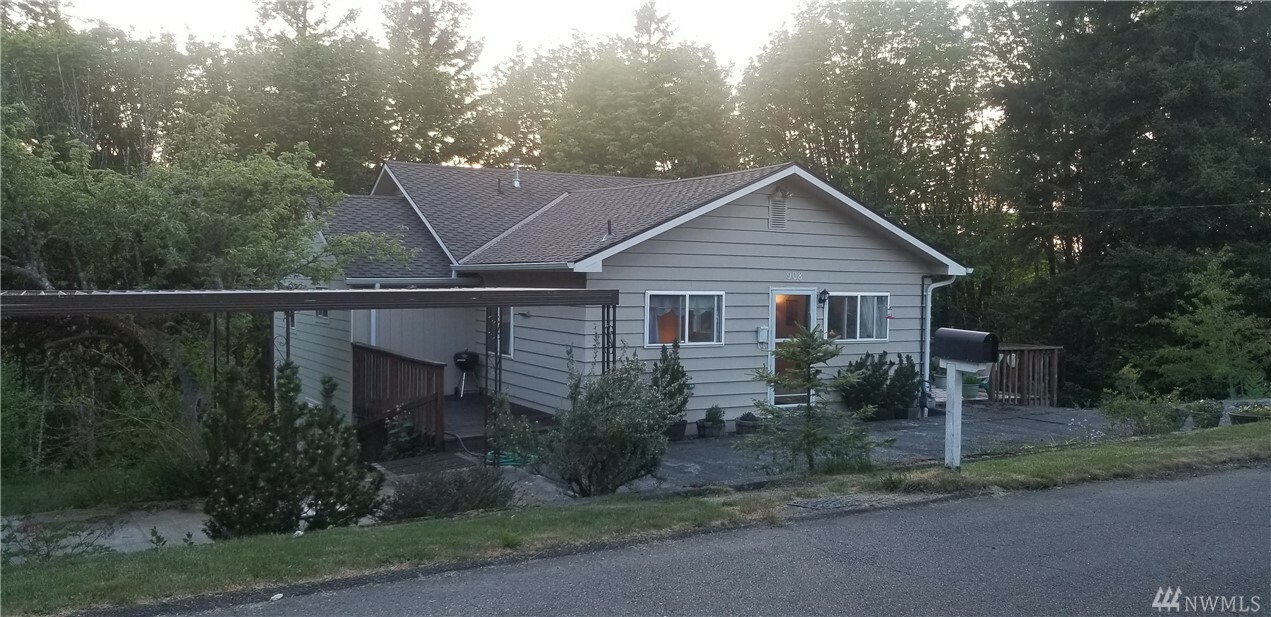 Property Photo:  908 West Ave  WA 98366 