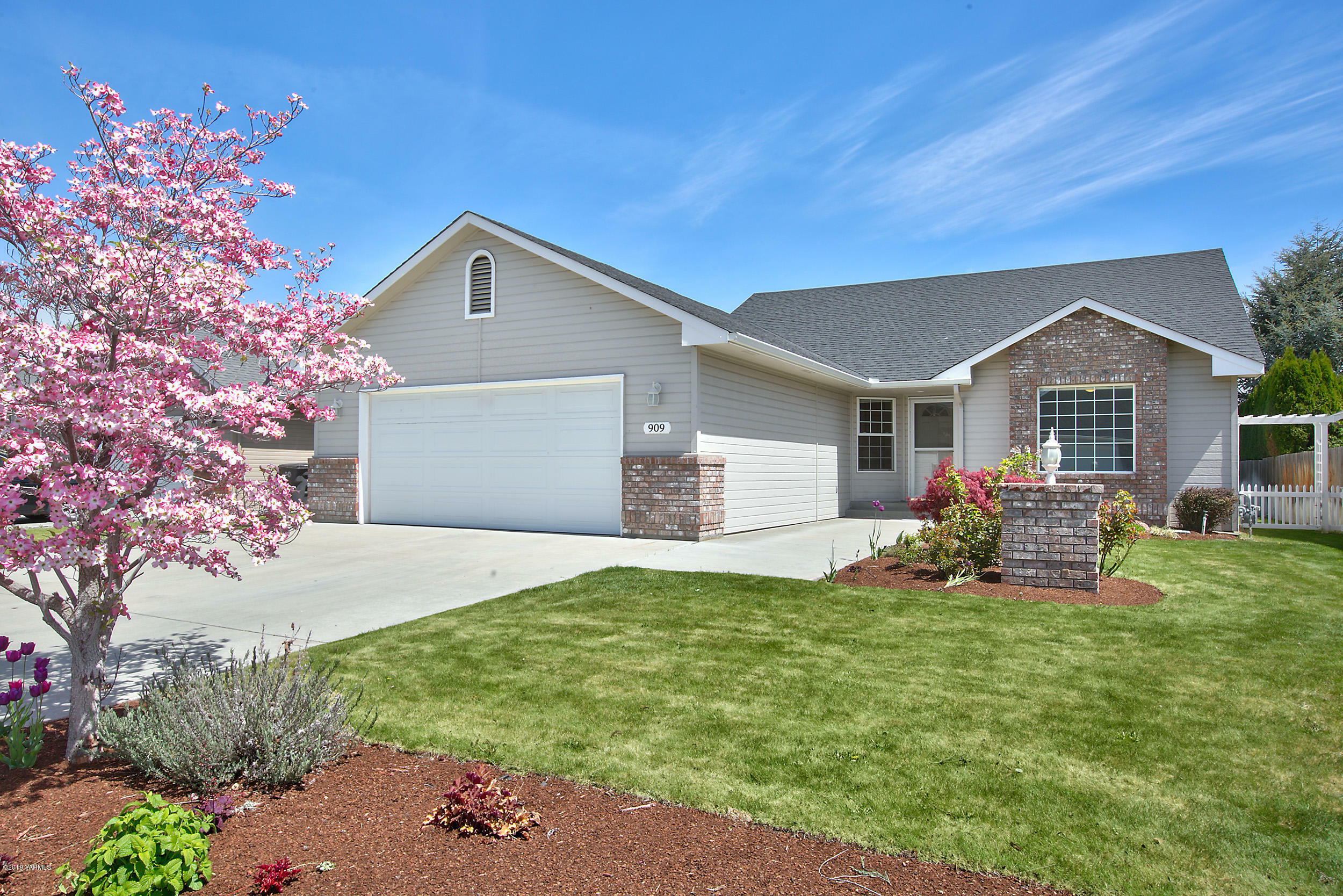 Property Photo: 909 S 77th Ave WA 98908