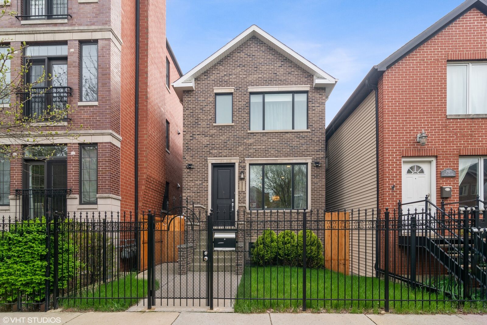 Property Photo:  2425 W Cortland Street  IL 60647 