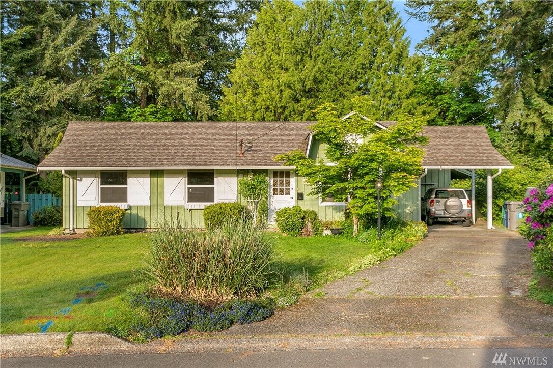 Property Photo:  420 Chelan Ave SE  WA 98059 