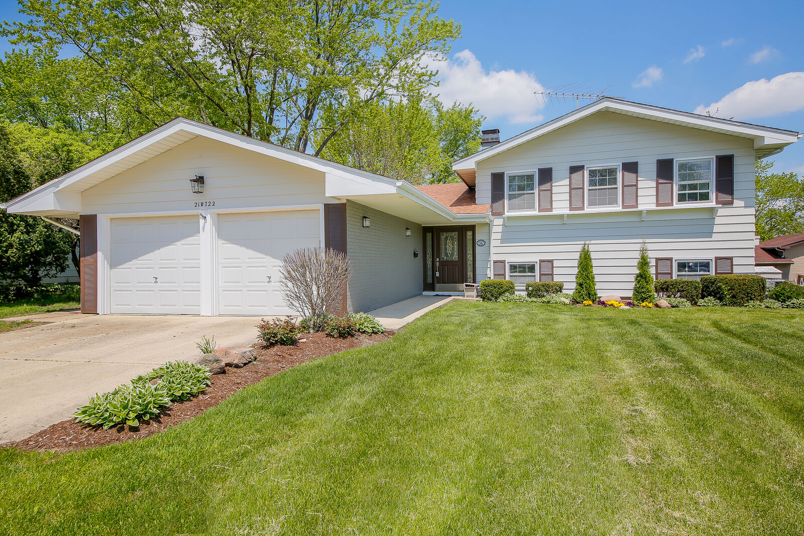 Property Photo: 21W722 Glen Valley Drive IL 60137