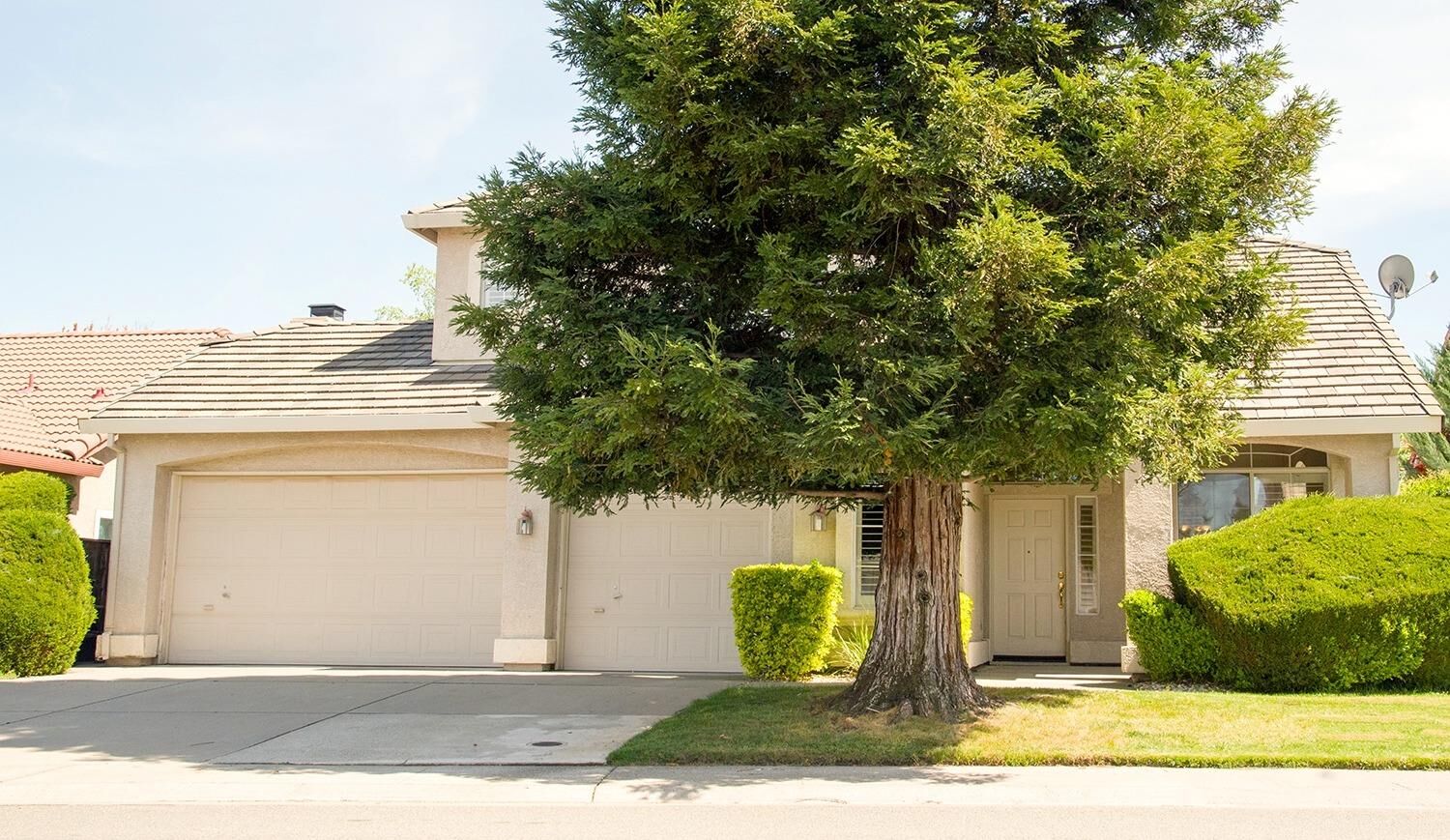 Property Photo: 1716 Glastonbury Circle CA 95747