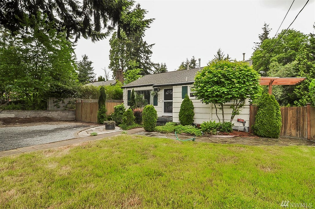 Property Photo:  1038 NE 117th St  WA 98125 