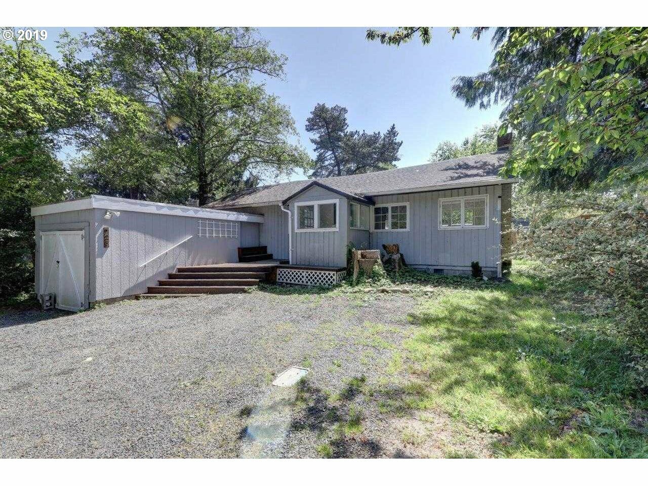 Property Photo: 725 E St OR 97138