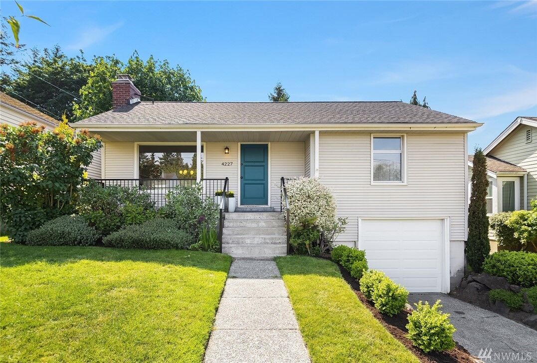 Property Photo: 4227 33rd Ave W WA 98199