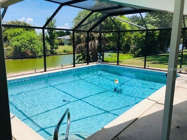 Property Photo: 521 Briarwood Road FL 34293