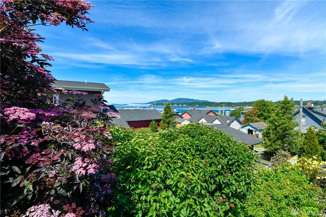 Property Photo:  1208 5th St  WA 98221 