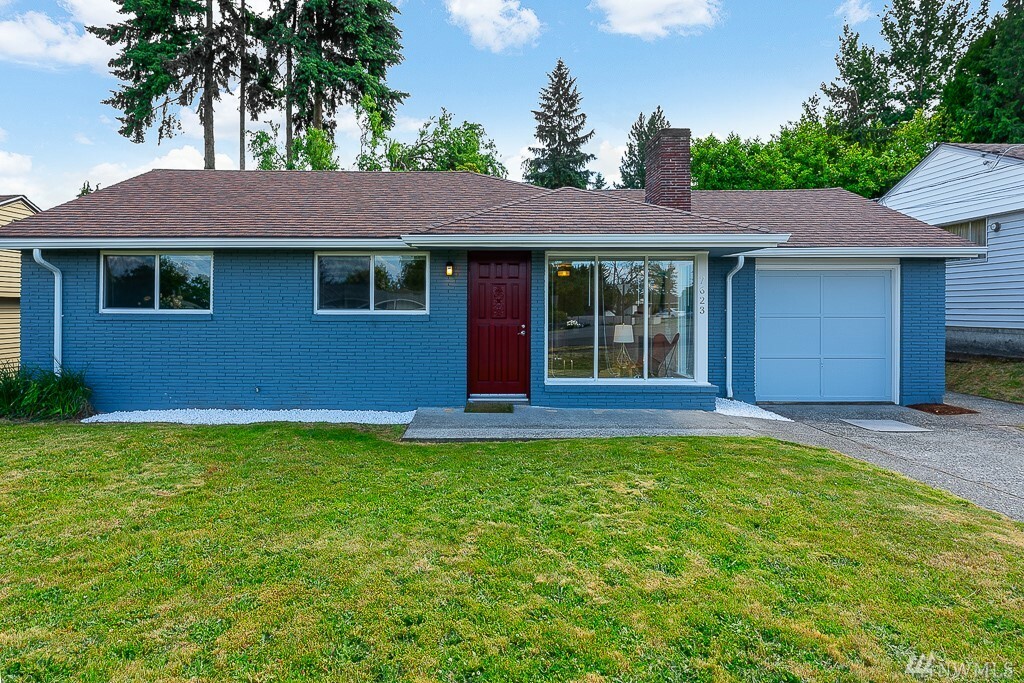 Property Photo:  7623 S 112th St  WA 98178 