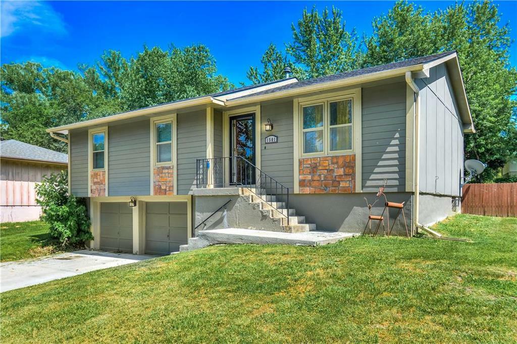 Property Photo:  1501 SE 15th Place  MO 64075 
