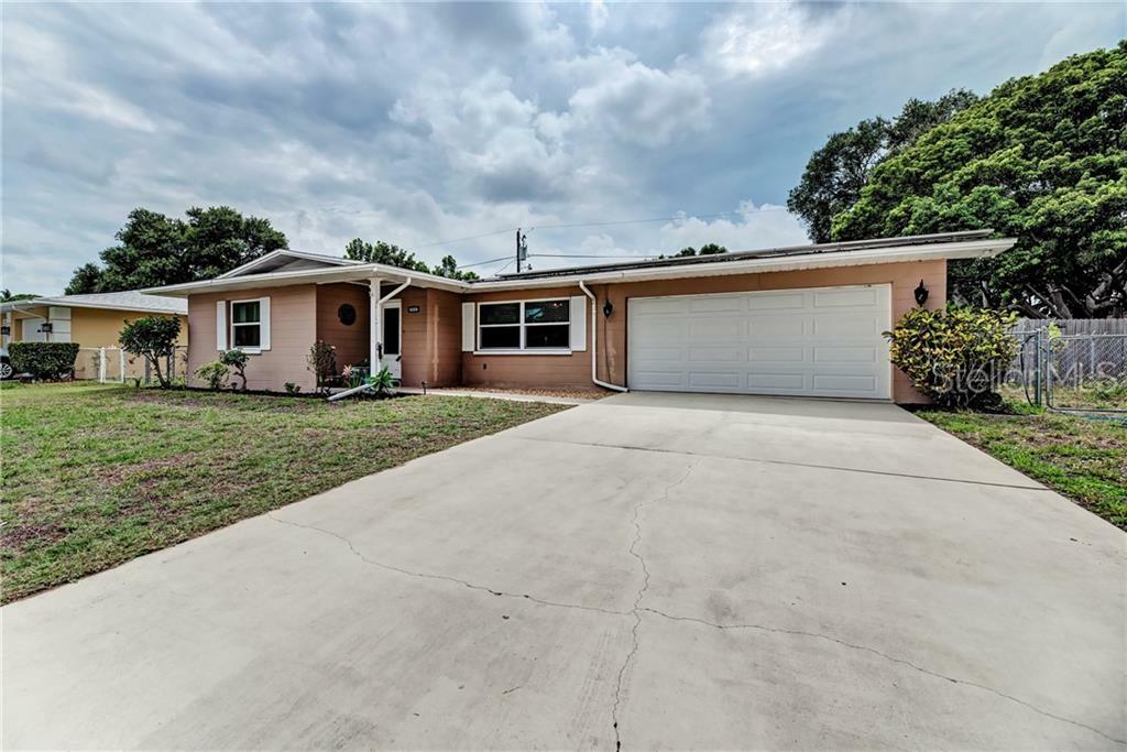 Property Photo:  3006 Norwich Drive W  FL 34205 