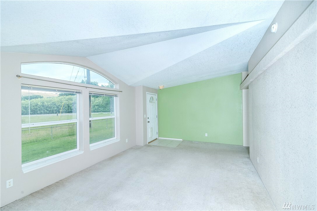 Property Photo: 10021 N Thorp Hwy WA 98946
