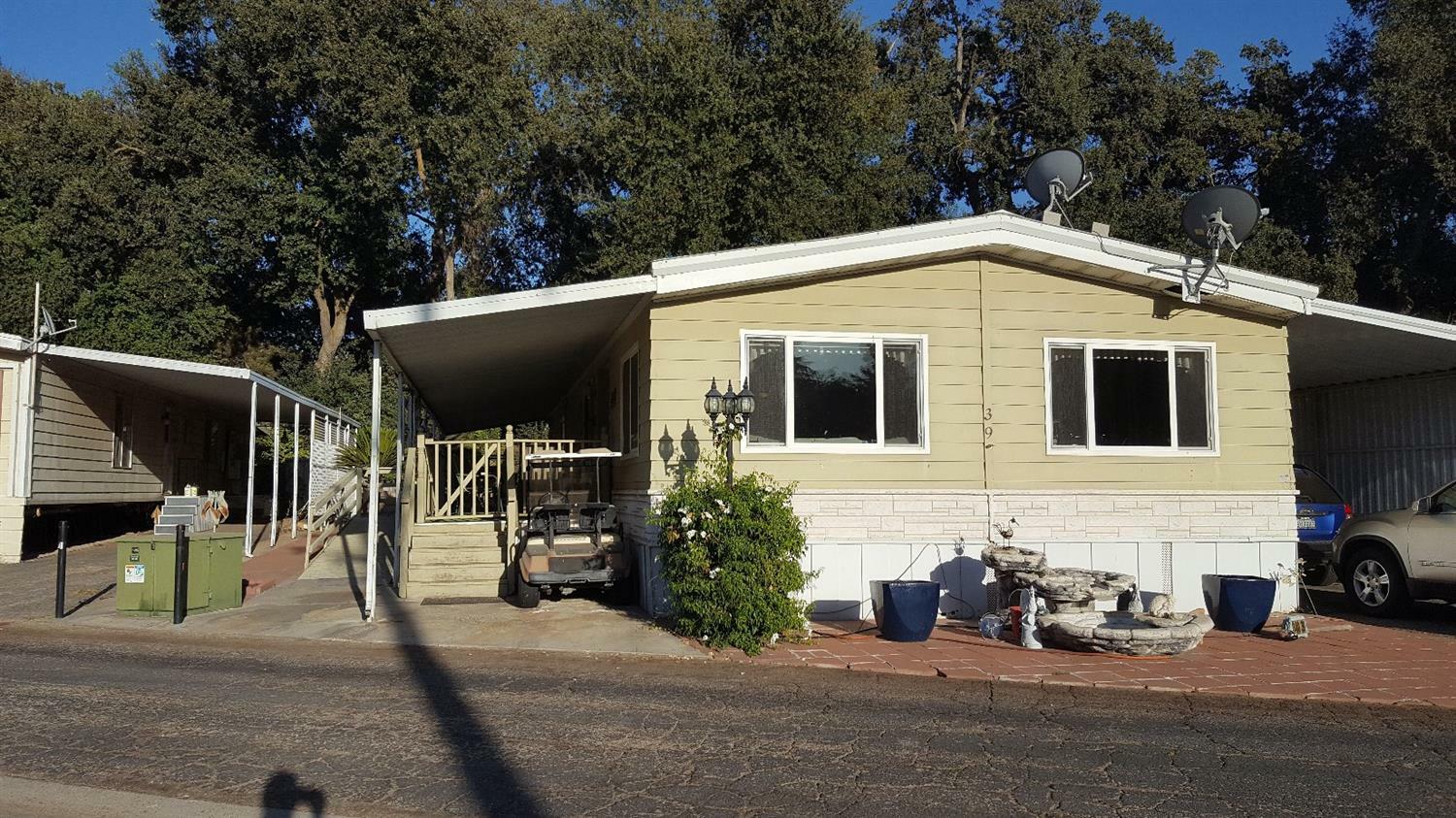 Property Photo:  340 N Frankwood Avenue 39  CA 93657 