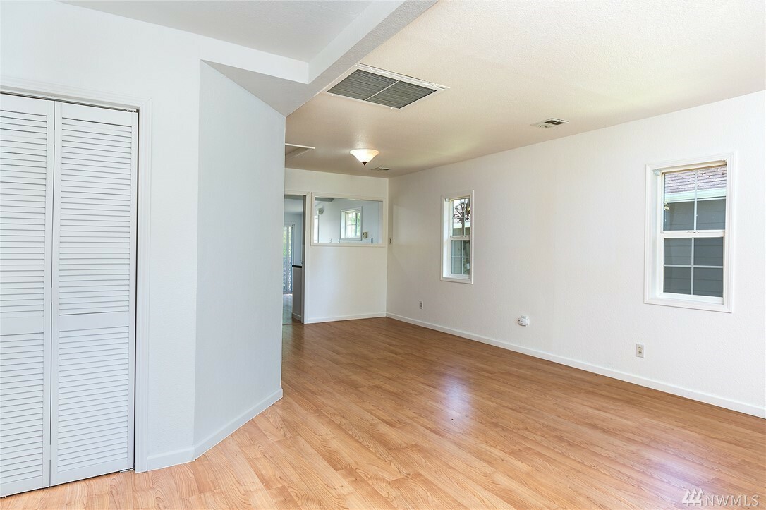 Property Photo:  204 Pike St NE  WA 98002 