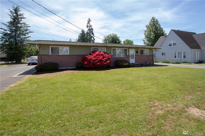 Property Photo:  1824 W Pioneer Ave  WA 98371 