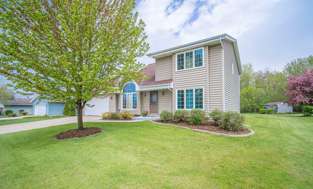 Property Photo: 410 Glen View Ln WI 53086