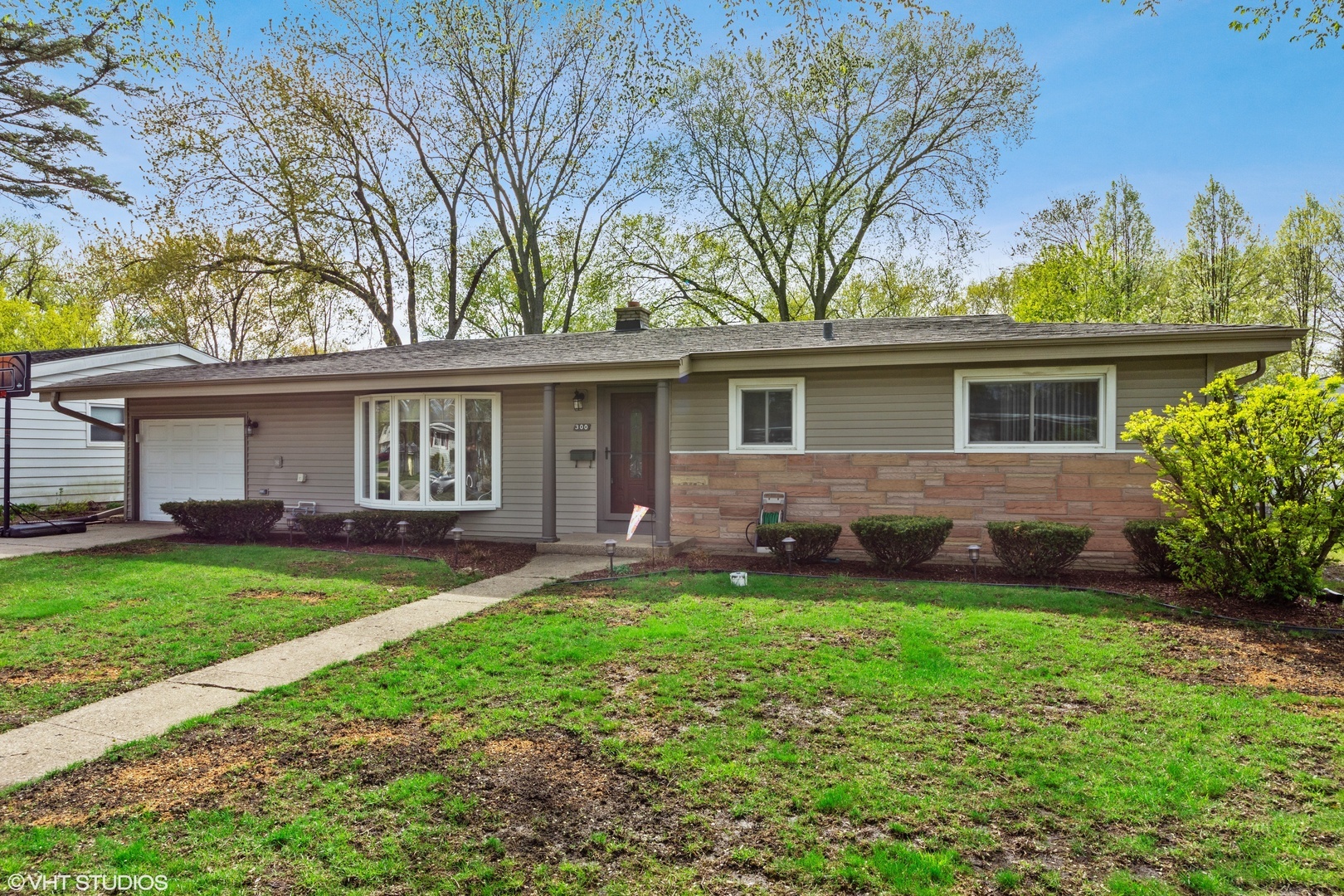 Property Photo:  300 North Macarthur Drive  IL 60074 