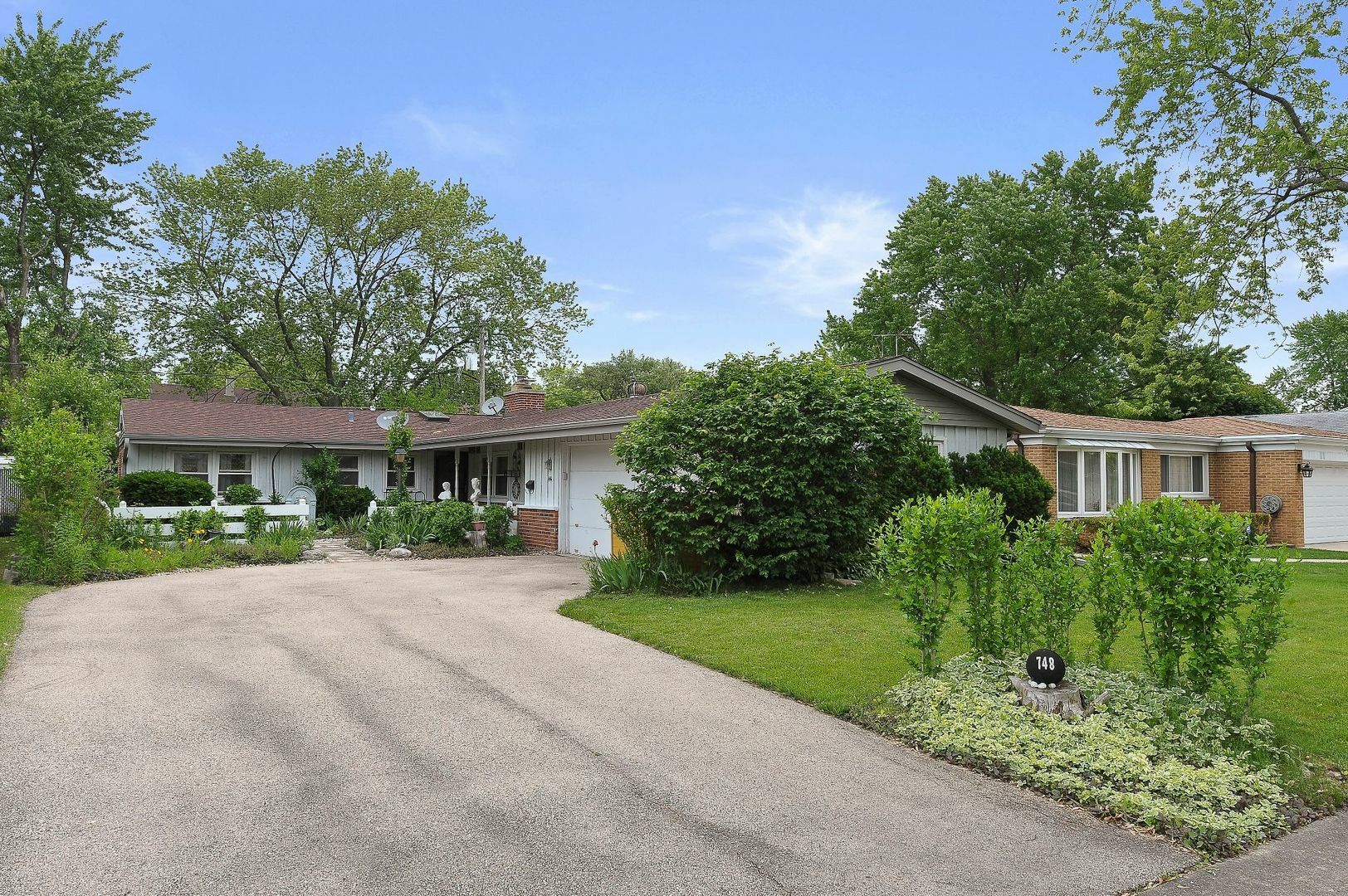 Property Photo:  748 W Millers Road  IL 60016 