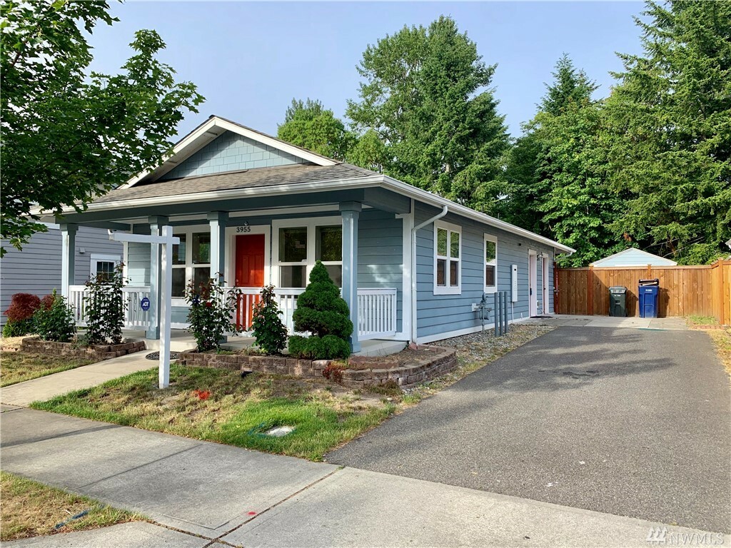 Property Photo: 3955 E Roosevelt Ave WA 98404