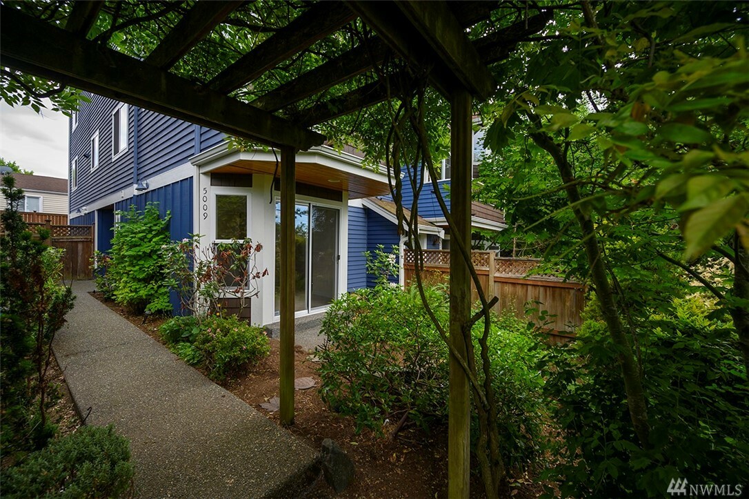 Property Photo:  5009 S Hudson St  WA 98118 