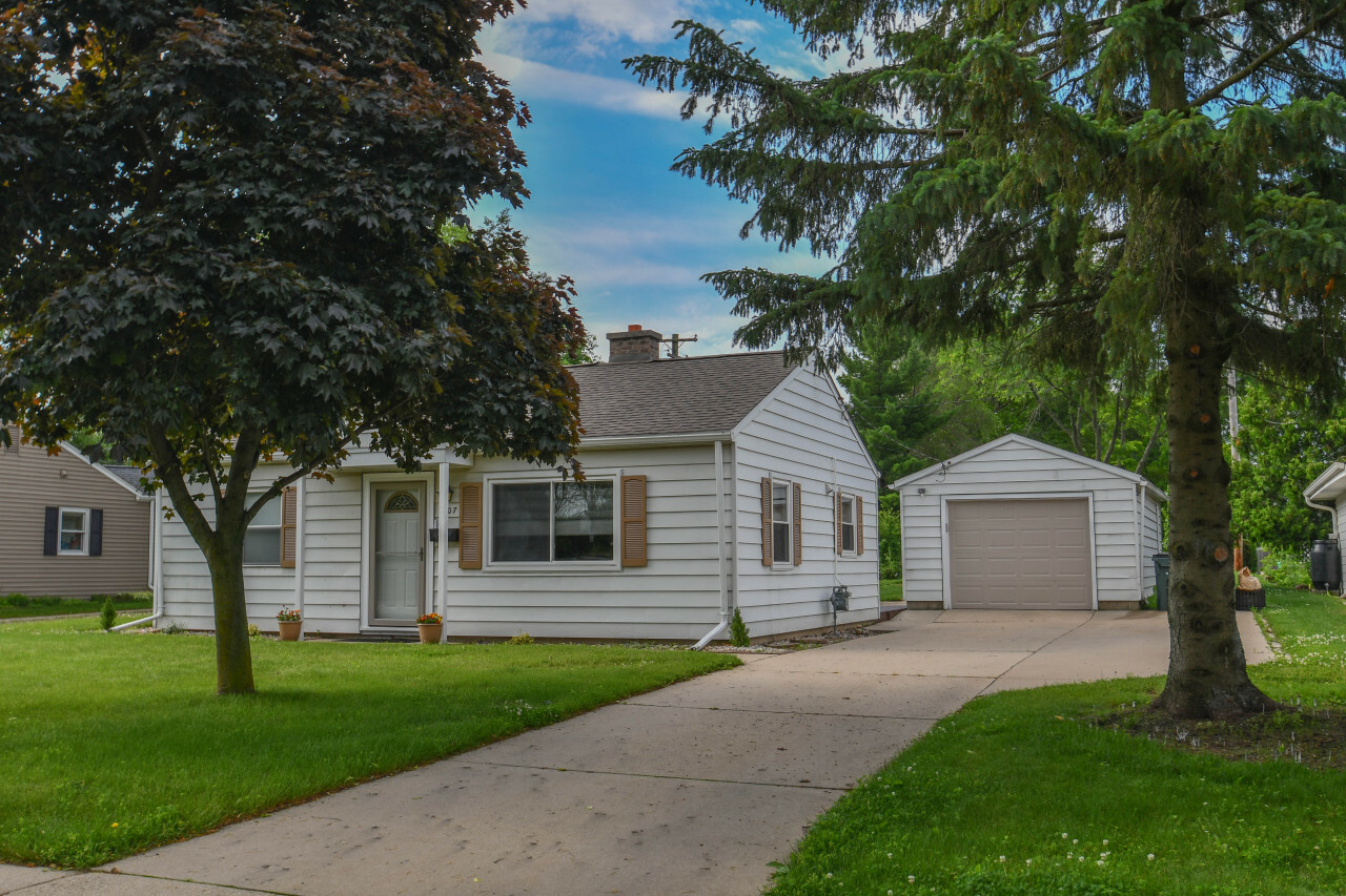 Property Photo:  607 Hillcrest St  WI 53095 