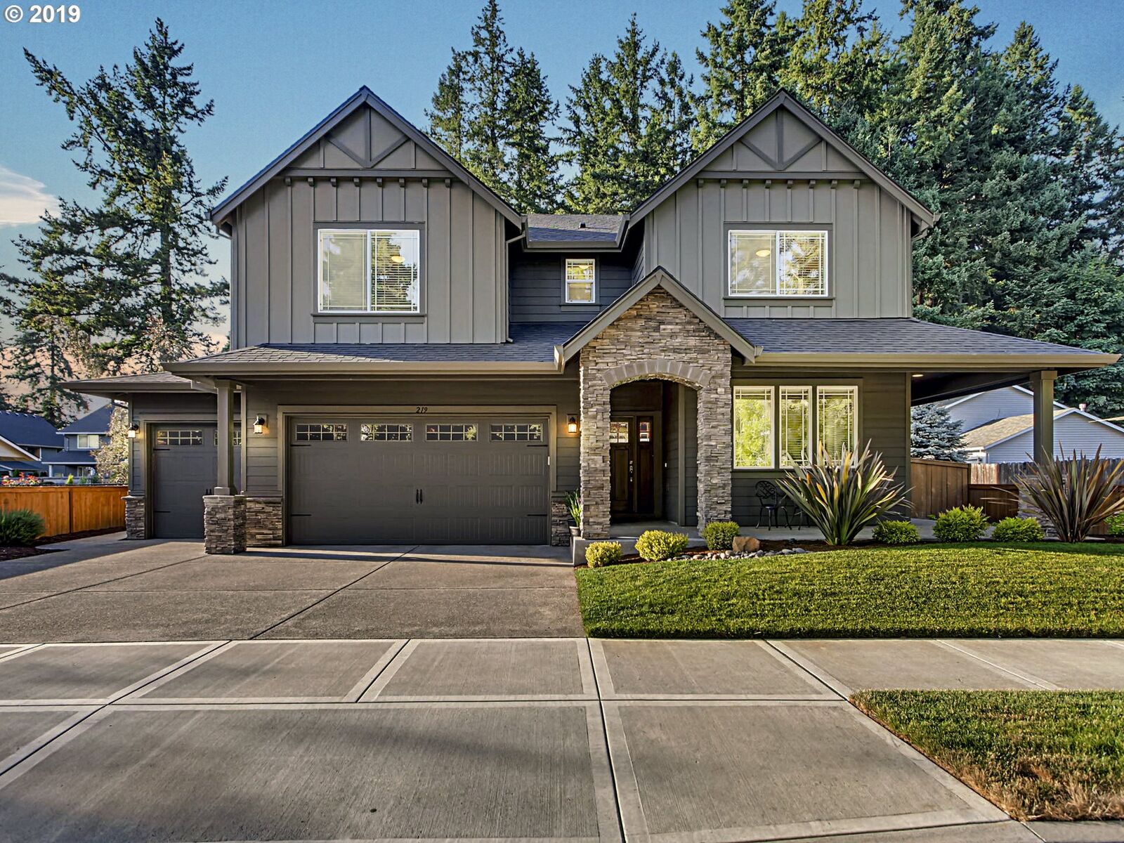 Property Photo:  219 NW Milne St  OR 97124 