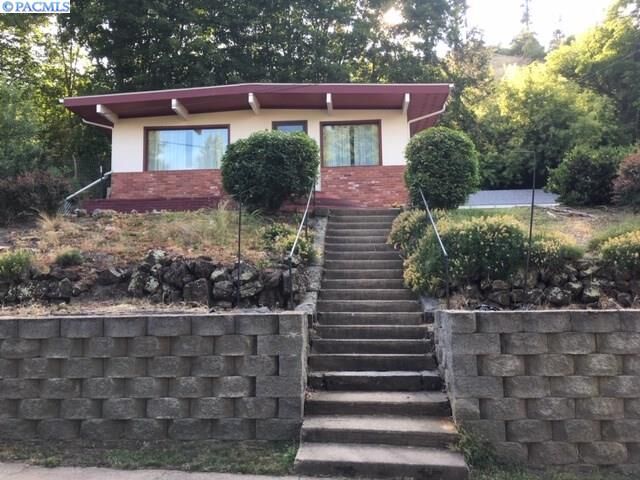 Property Photo:  602 S Meadow  WA 99111 