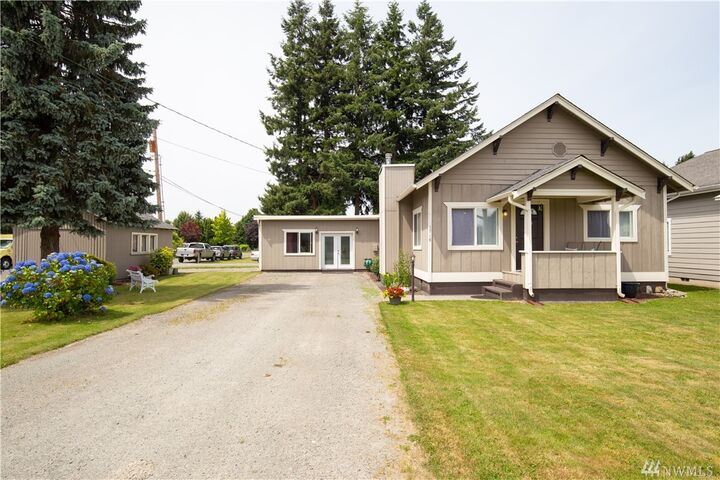 Property Photo:  1718 7th St  WA 98284 